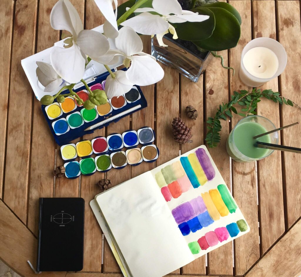 Skizzenbuch mit Farbfeldern auf einem Tisch