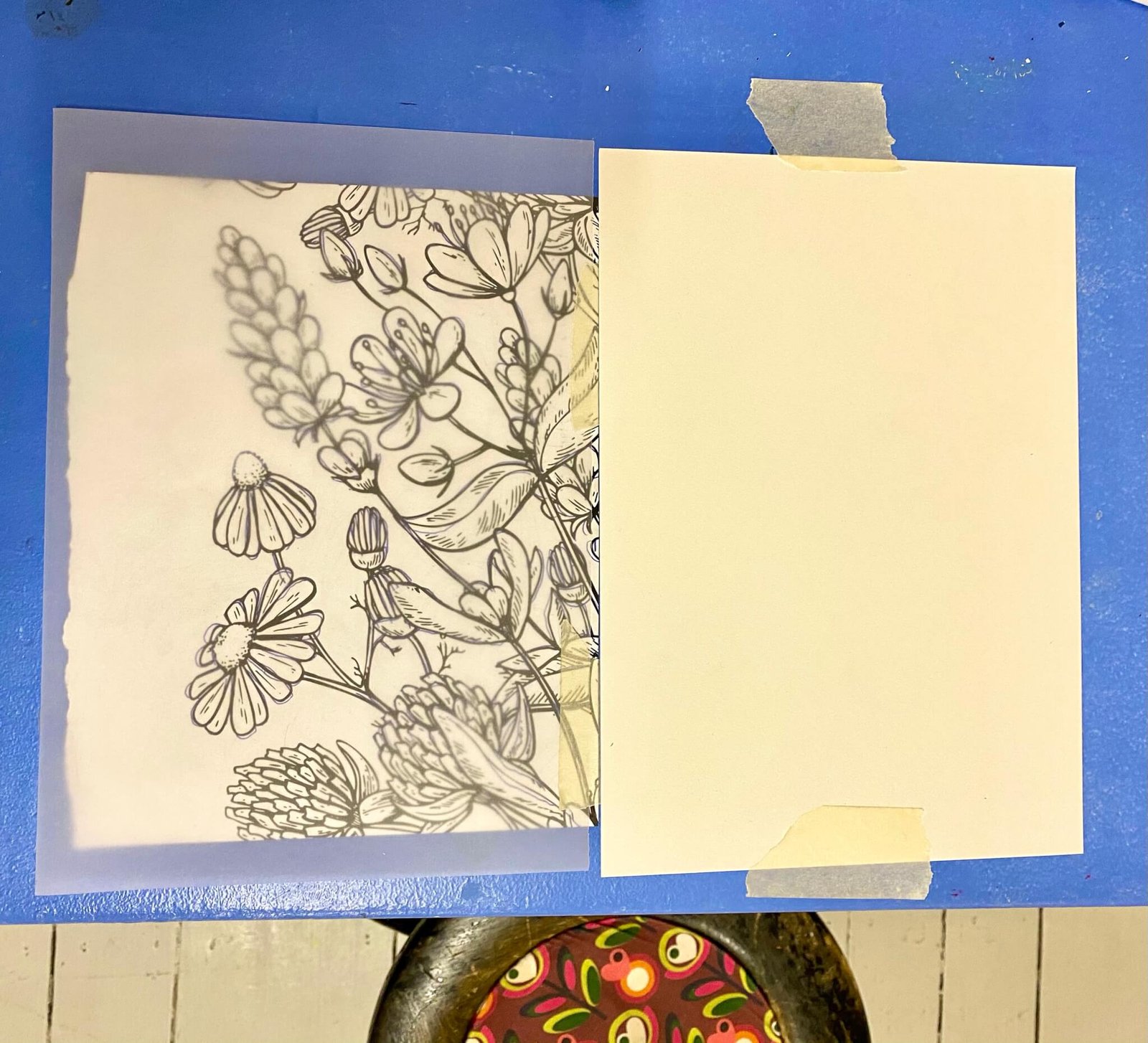 Aquarellpapier ist auf dem Tisch mit Klebeband angeklebt