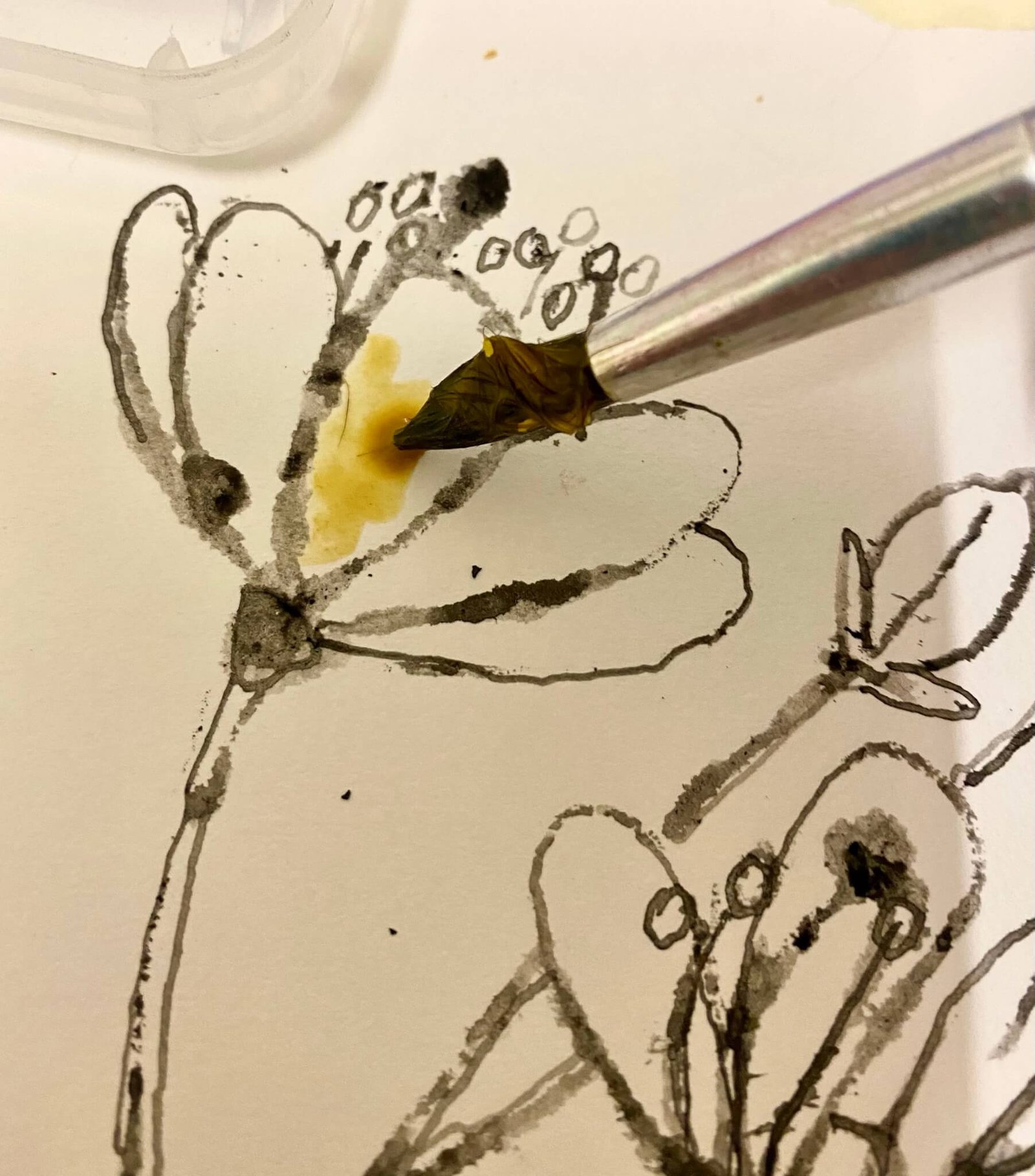 Mit dem Pinsel wird die Tuschezeichnung ausgemalt