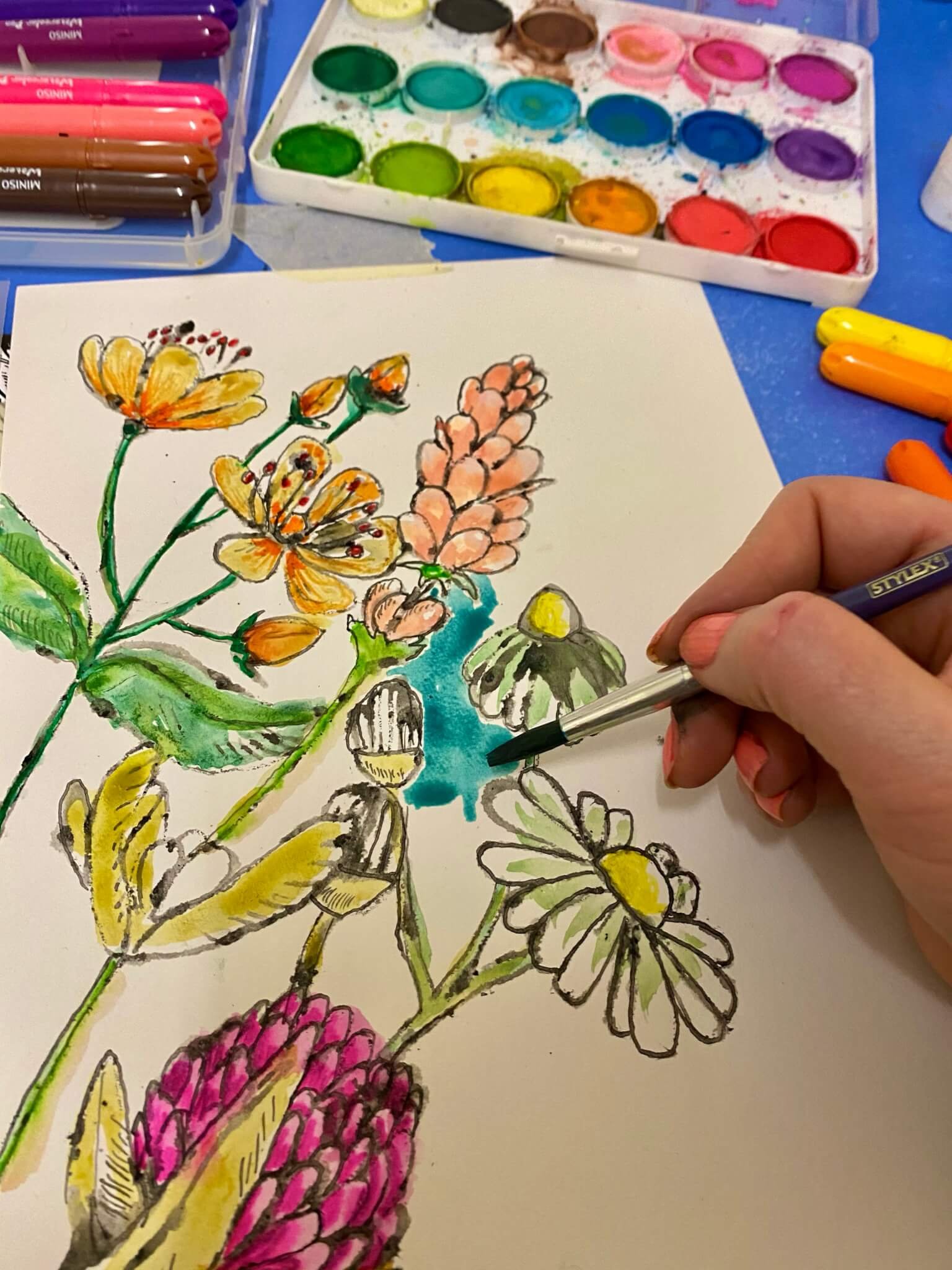 Der Hintergrund des Bildes wird mit Aquarellfarbe bemalt