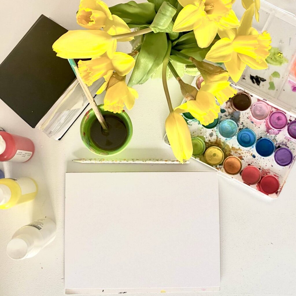 Arbeitsplatz mit leerem Blatt und Farbkasten