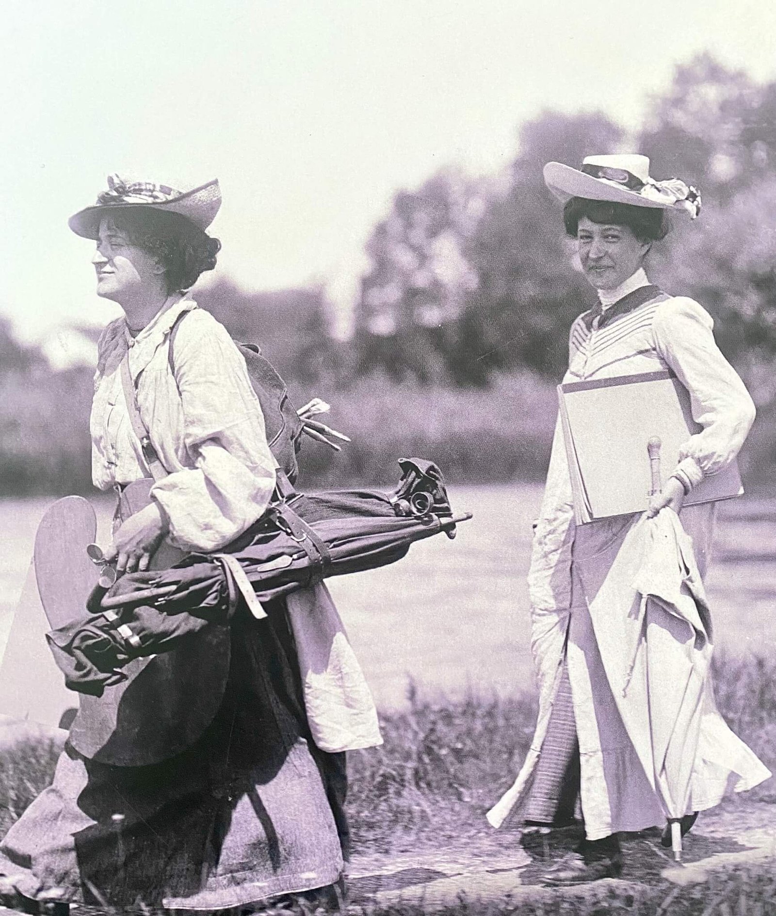 Zwei Malweiber historisches Bild in schwarz weiß