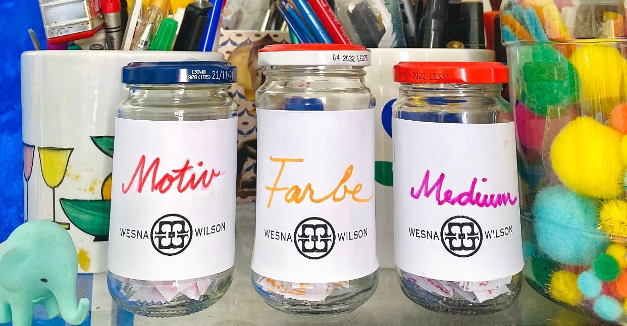 Gläser mit Zetteln für Motiv, Farbe und Medium
