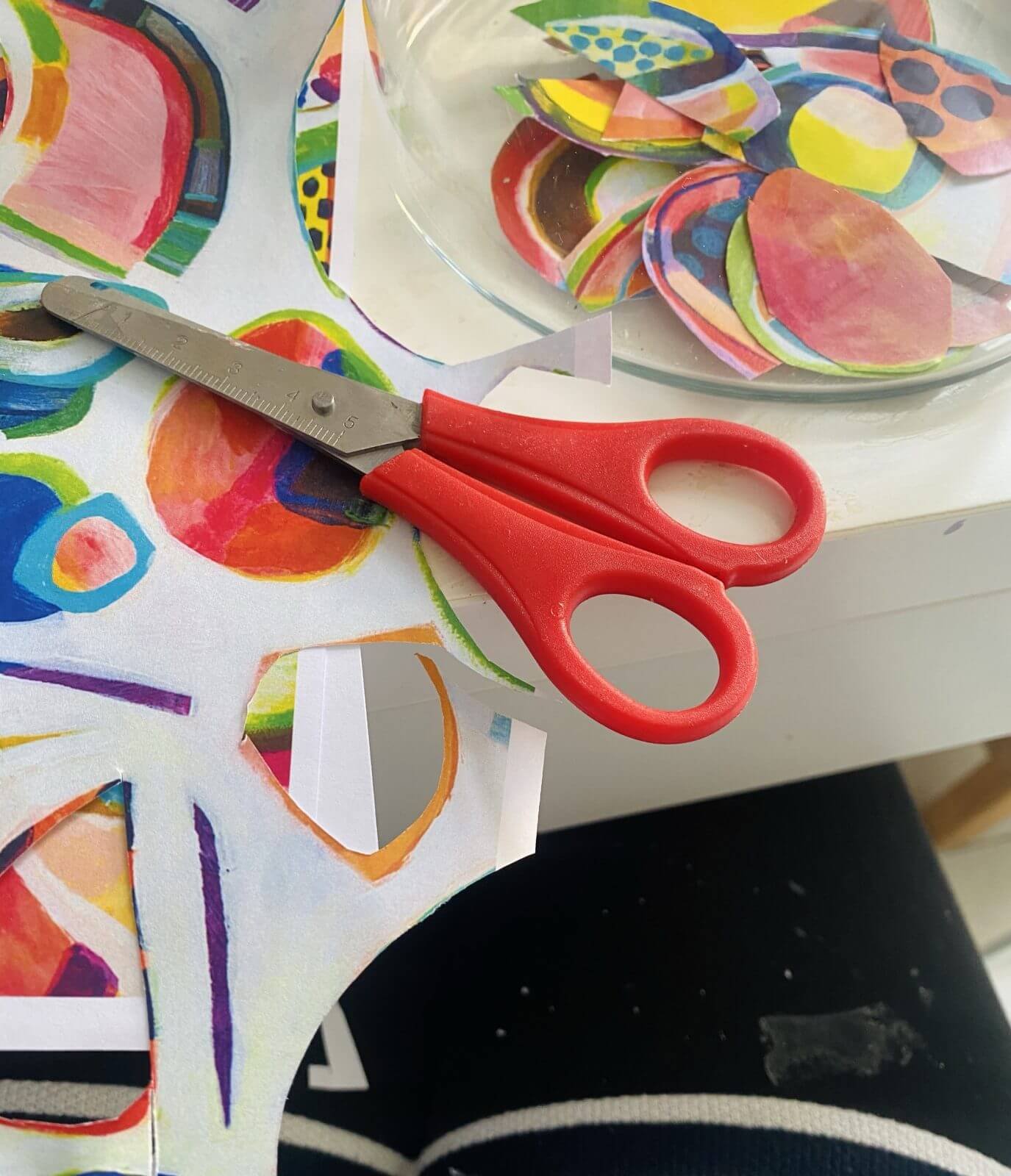 Schere mit Schnipseln für Decoupage