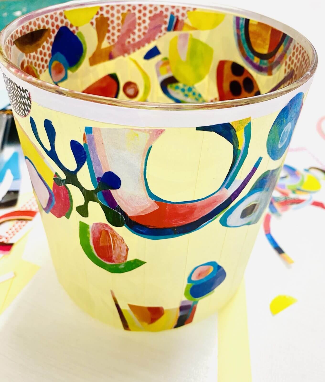 Decoupage Vase mit weißem Rand