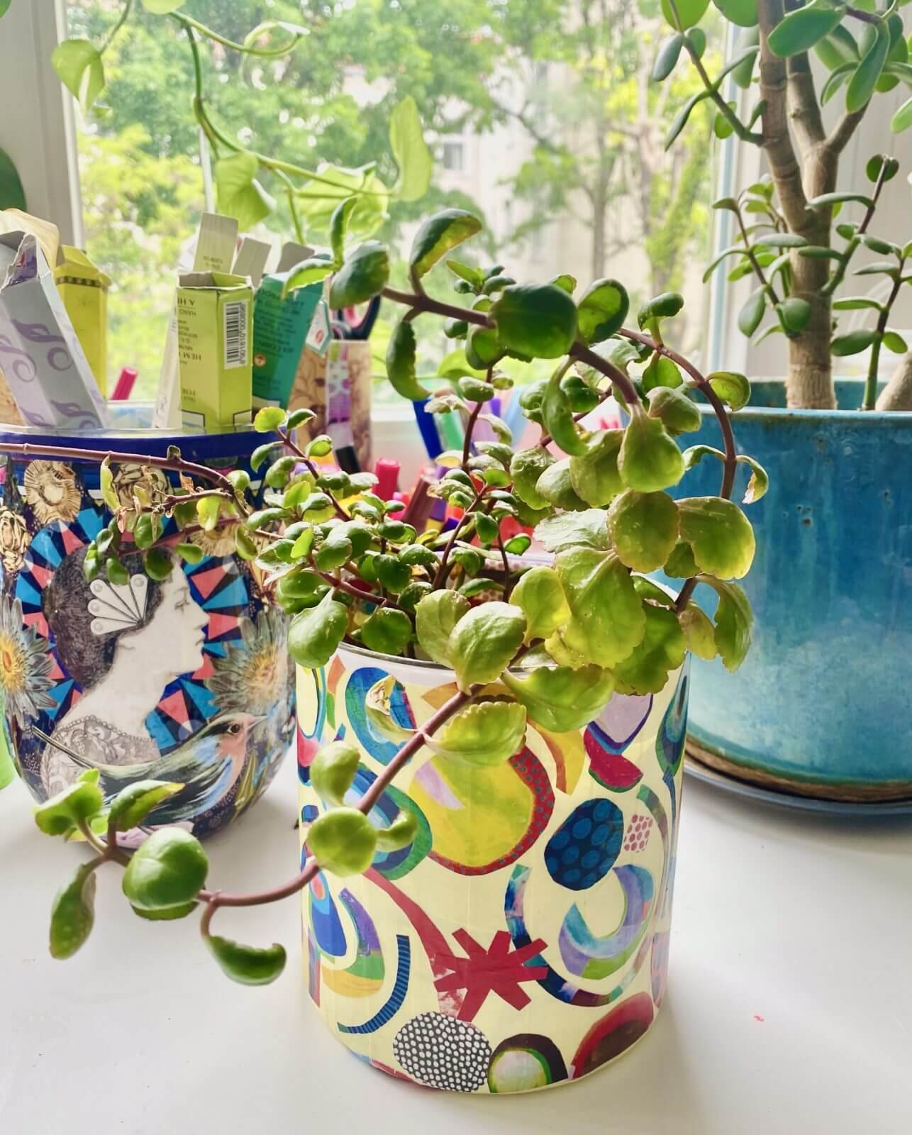 fertige Decoupage Vase mit Blumen auf der Kommode stehend