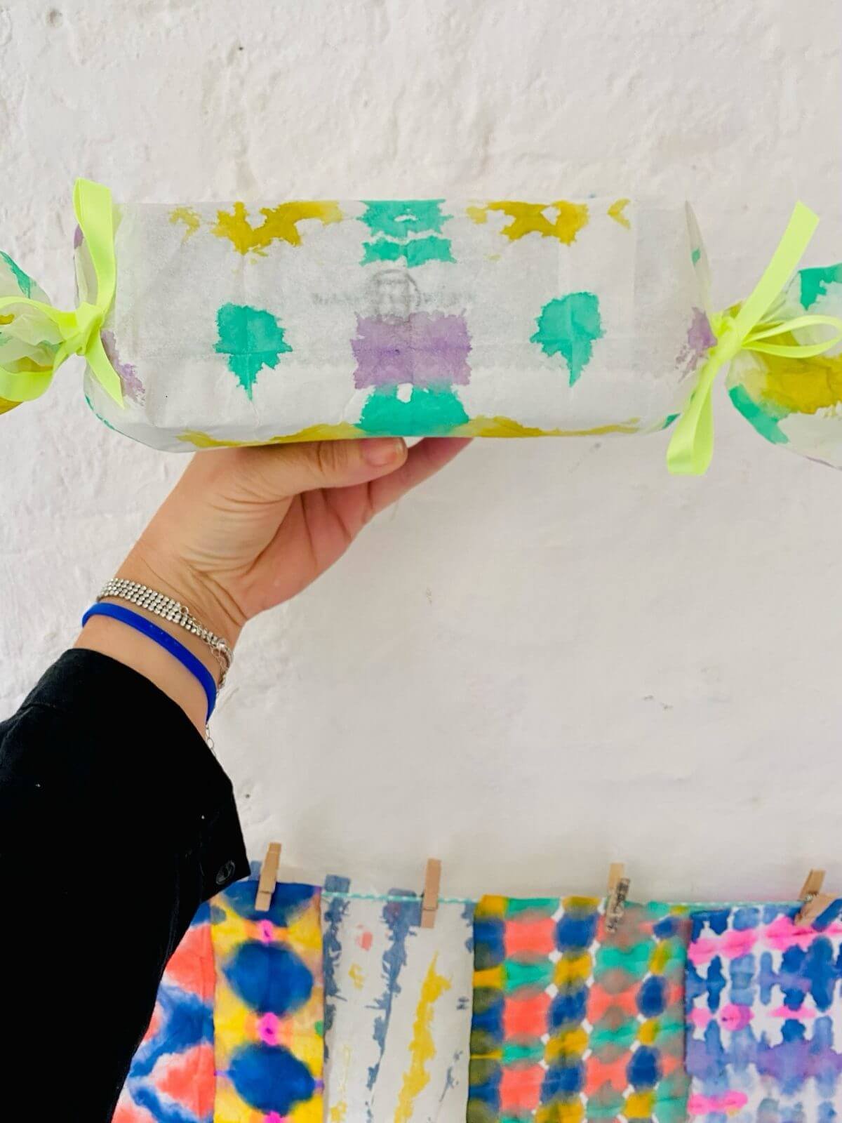 Orizomegami gefärbtes Papier als Geschenkpapier