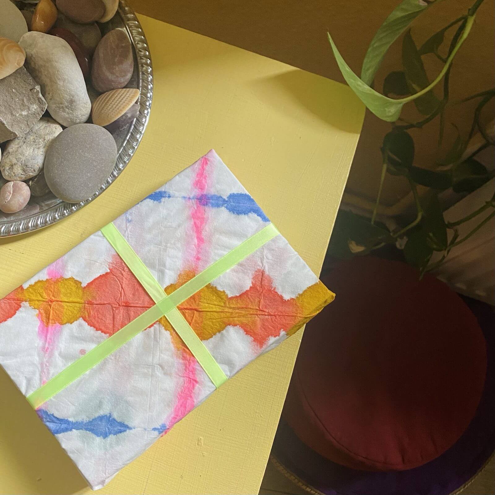 Ein Buch verpackt in Orizomegami gefärbten Geschenkpapier