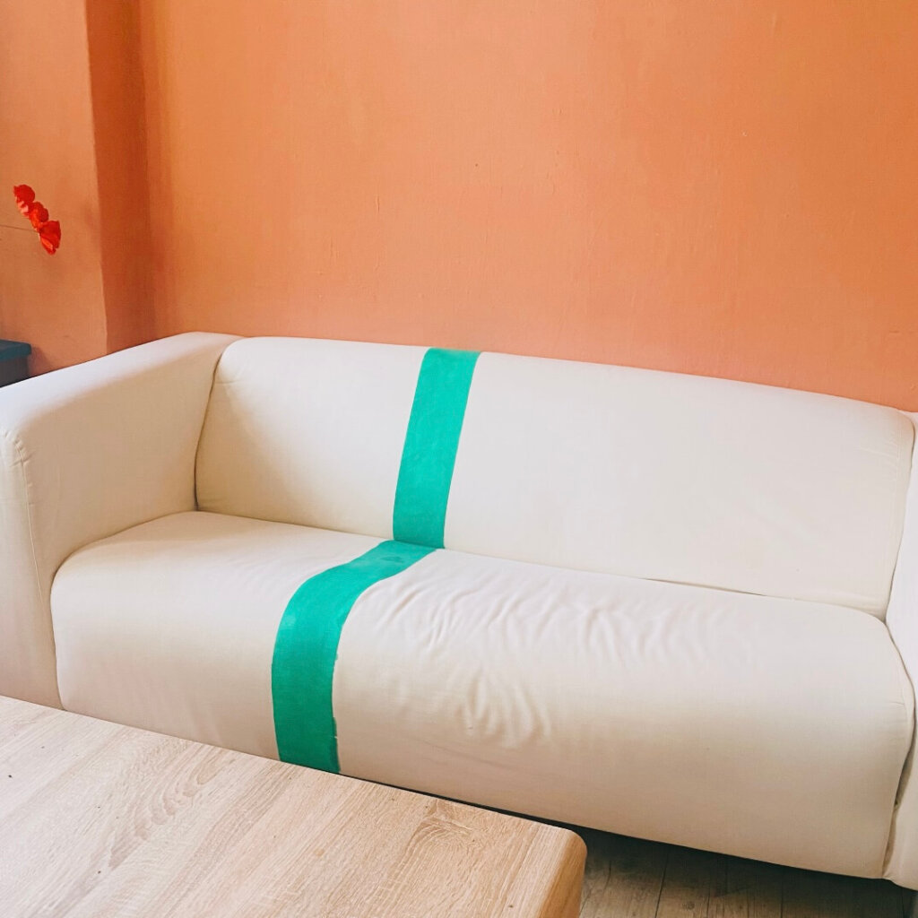 Couch mit einem grünen Farbstreifen