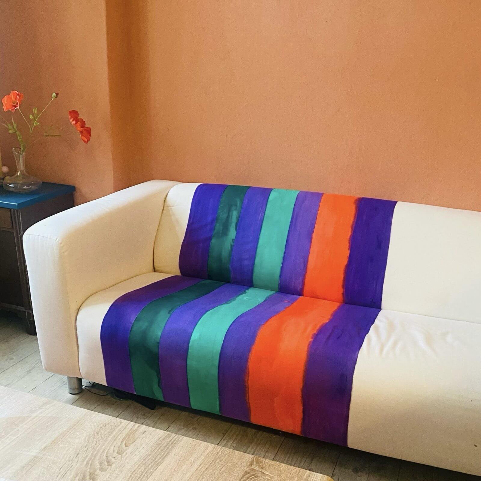 Ikea Couch bemalt mit mehreren bunten Streifen