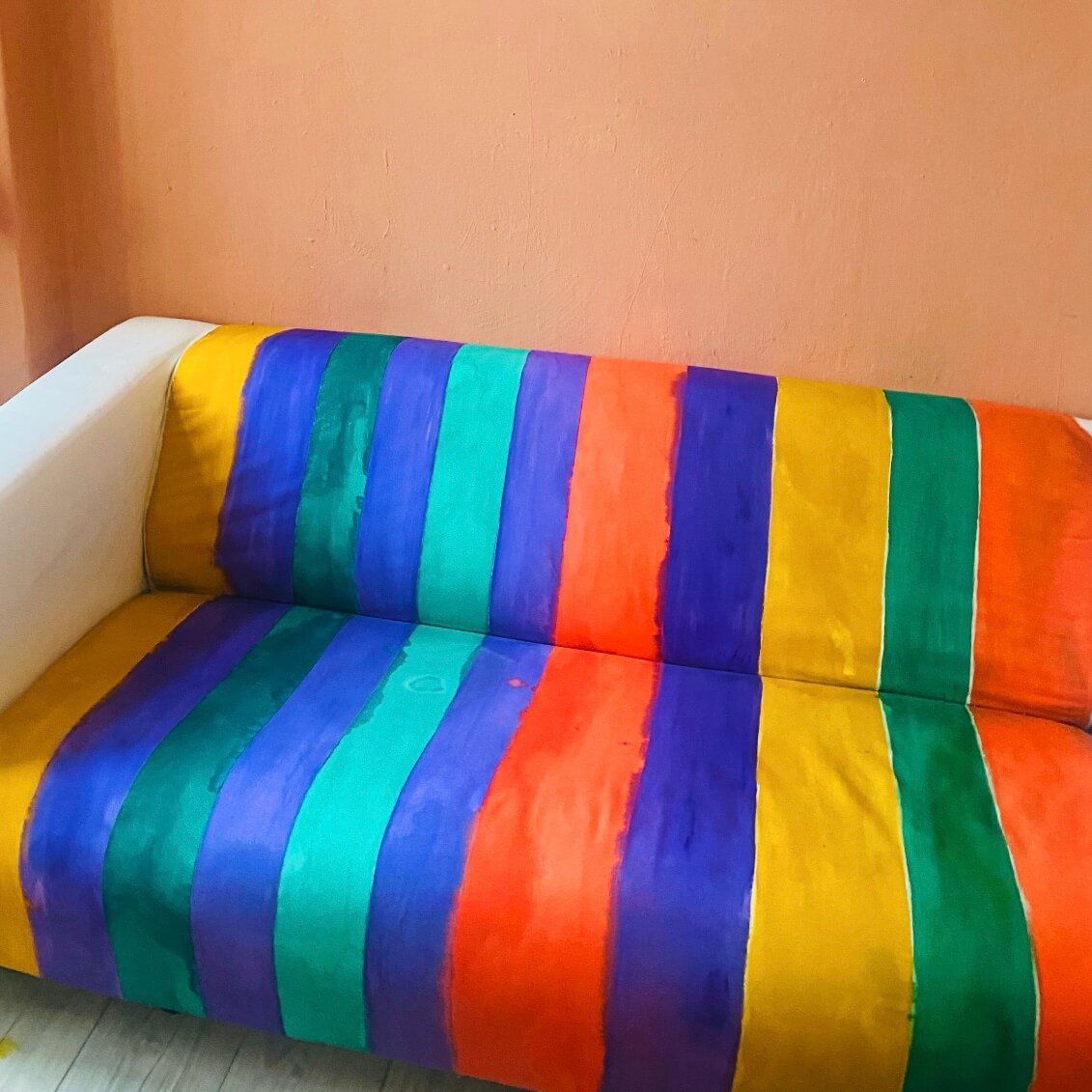 Couch mit Sitzfläche bemalt
