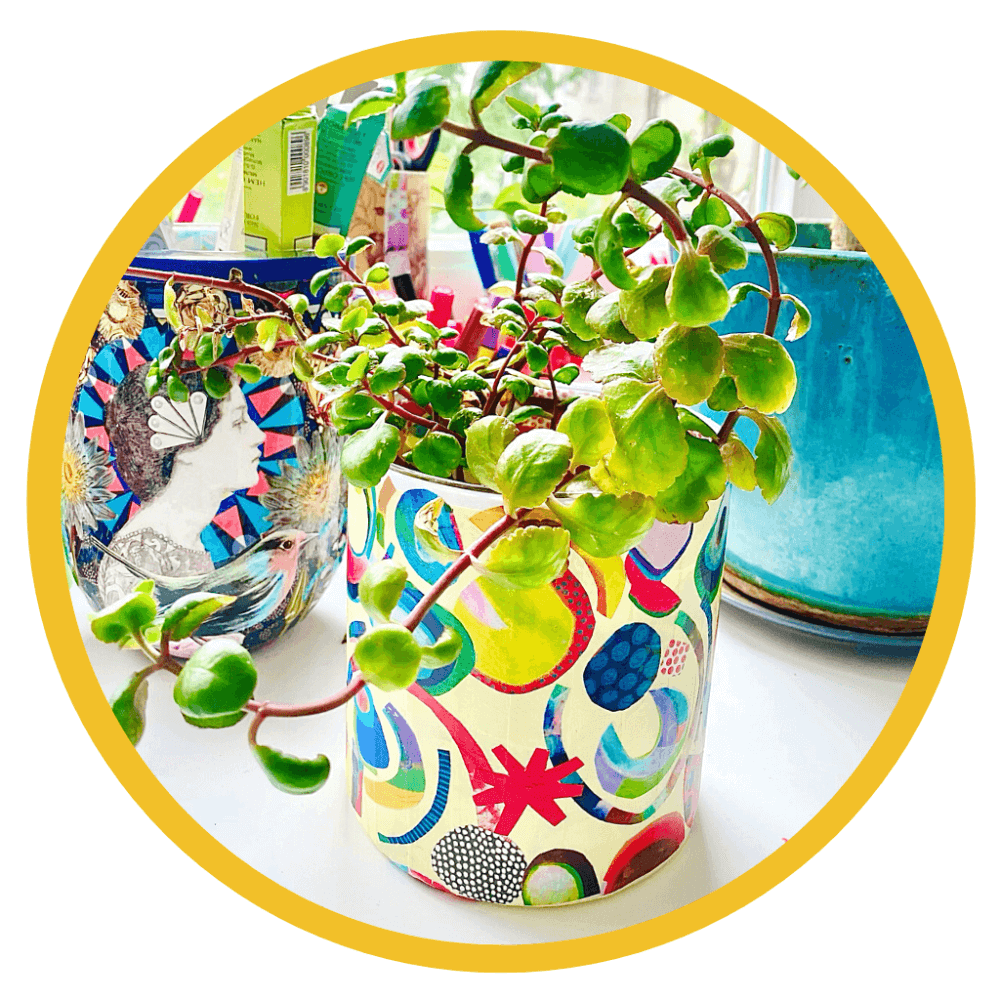 Blumenvase mit reverse Decoupage dekoriert